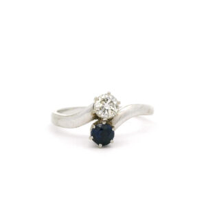 #99 Ring aus Gelbgold mit Diamant-Rauten und Saphir | Ring In Yellow Gold With Diamond Shapes And Sapphires