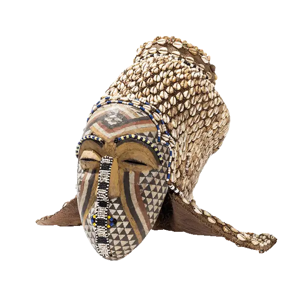 Maske mit Steinen, Perlen und Muscheln verziert