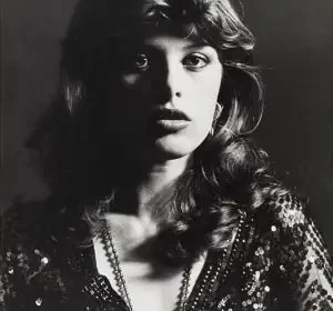 Schwarz Weiß Foto einer Dame mit langen dunklem Haar